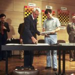 Génie des mathématiques et amoureux des jeux, Claude Shannon est notamment auteur d'un article intitulé "Programmation d'un ordinateur pour jouer aux échecs".