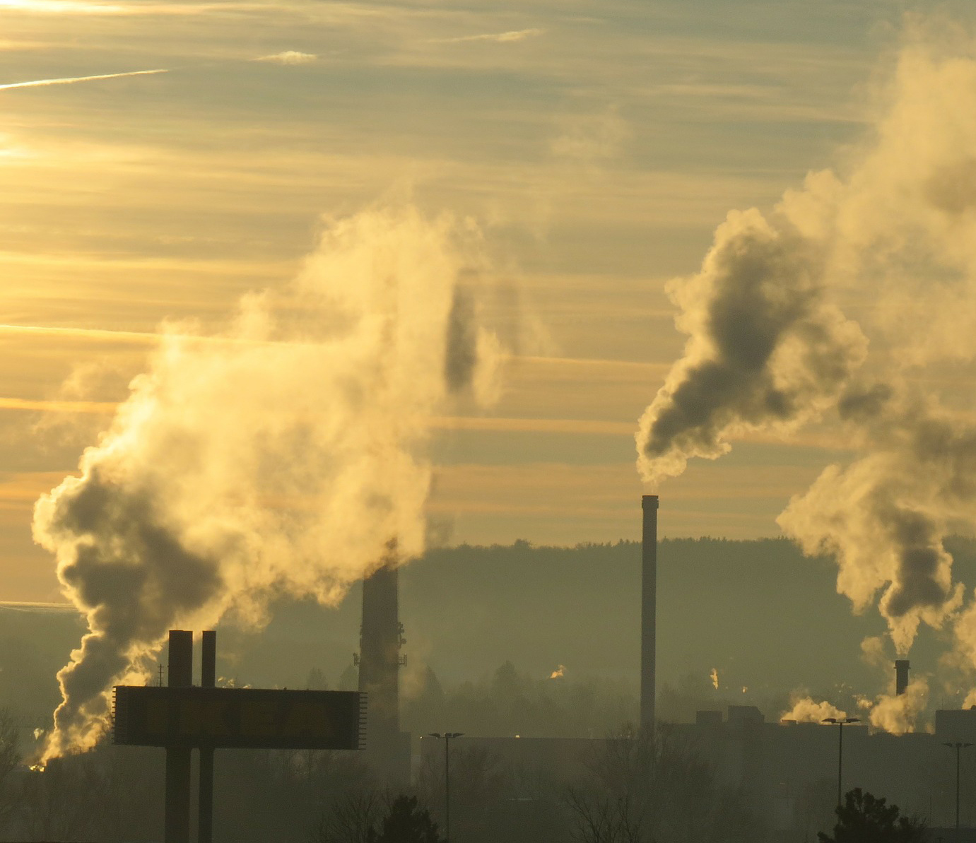 L'industrie et les centrales thermiques sont des sources importantes de particules fines.