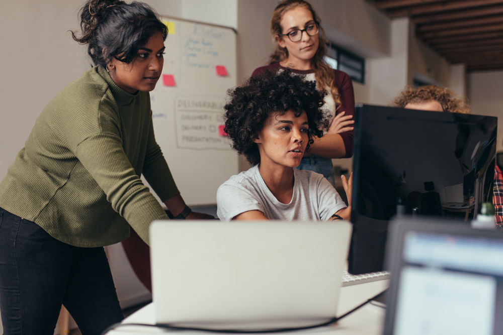 Dans les années 1980, les femmes, pourtant pionnières dans le secteur, se sont peu à peu retirées du marché de l'emploi informatique. Crédits : Shutterstock.